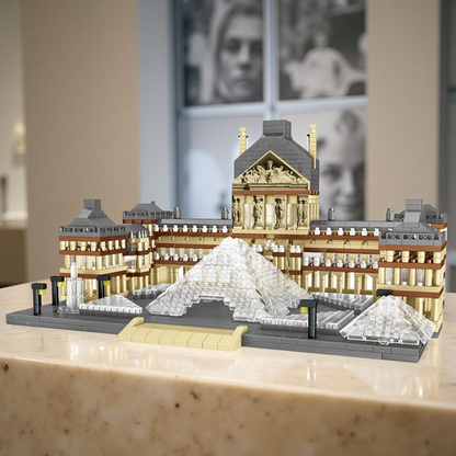 Le Louvre en briques de construction