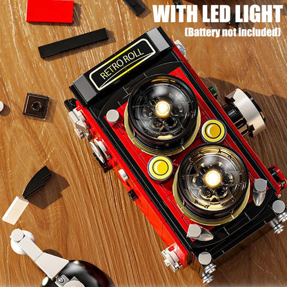 Pendule et caméra rétro en briques de construction