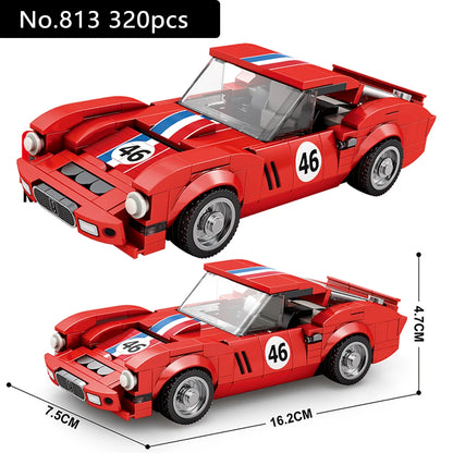 Voitures de sport de plusieurs époques en briques de construction